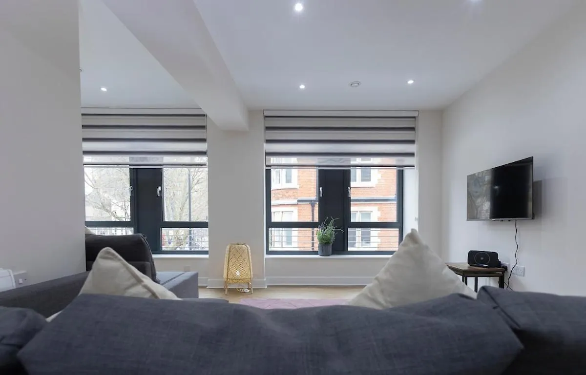 Apartment In Aldgate East 3 contacts